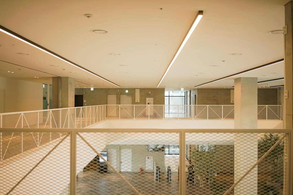 A large open shopping concourse with a white ceiling